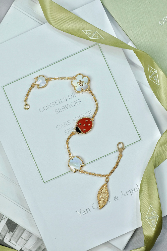Van Cleef & Arpels in stock in Dubai, UAE in luxury boutique "WATCH LAB"