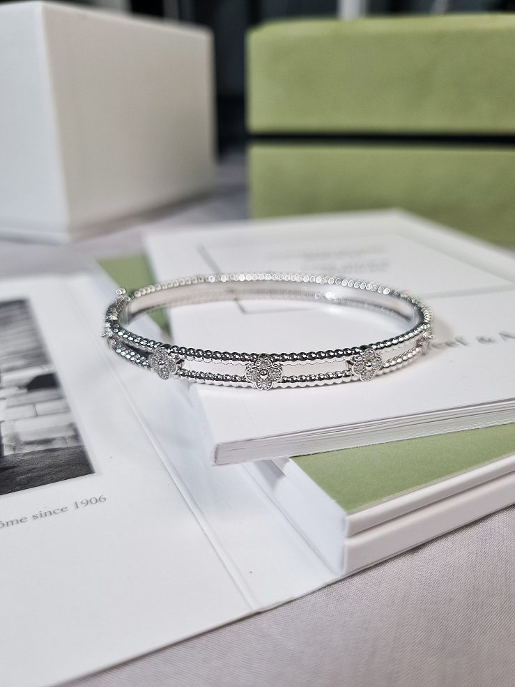 Van Cleef & Arpels in stock in Dubai, UAE in luxury boutique "WATCH LAB"