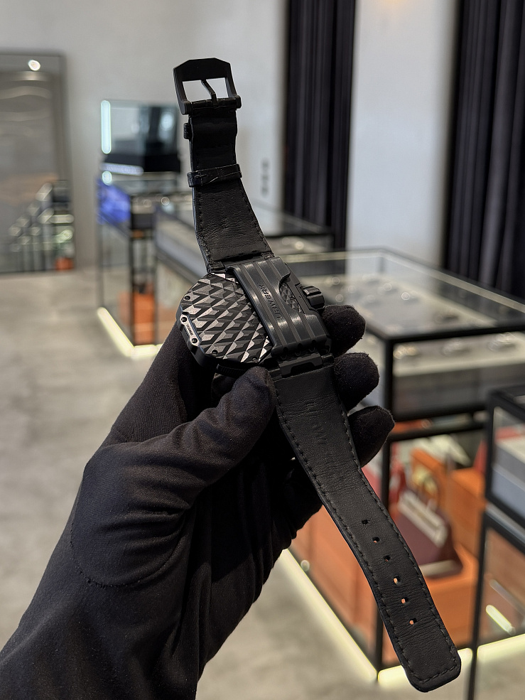UR-T8 All Black