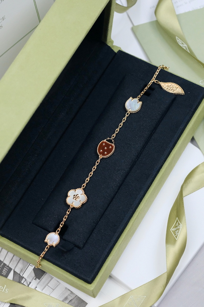 Van Cleef & Arpels in stock in Dubai, UAE in luxury boutique "WATCH LAB"